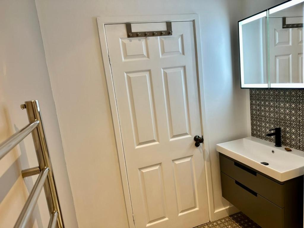 The Retreat, Luxury Studio Apartment In Bath With Parking Екстериор снимка